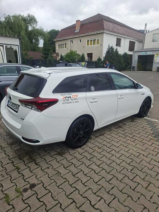 Inchiriez Toyota Auris pentru Ride Sharing