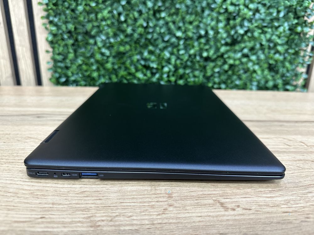 Laptop Trekstor Yourbook C11B , cu Amprenta si Touchscreen