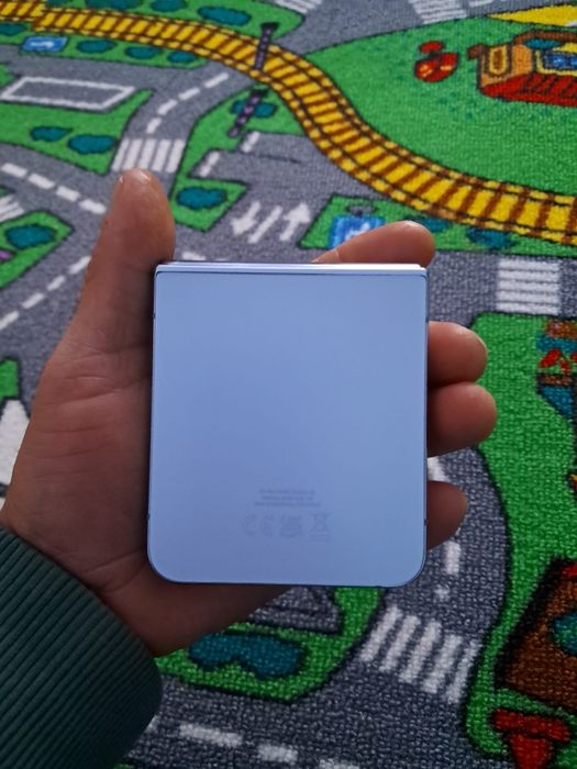 Vând Samsung Z Filp4