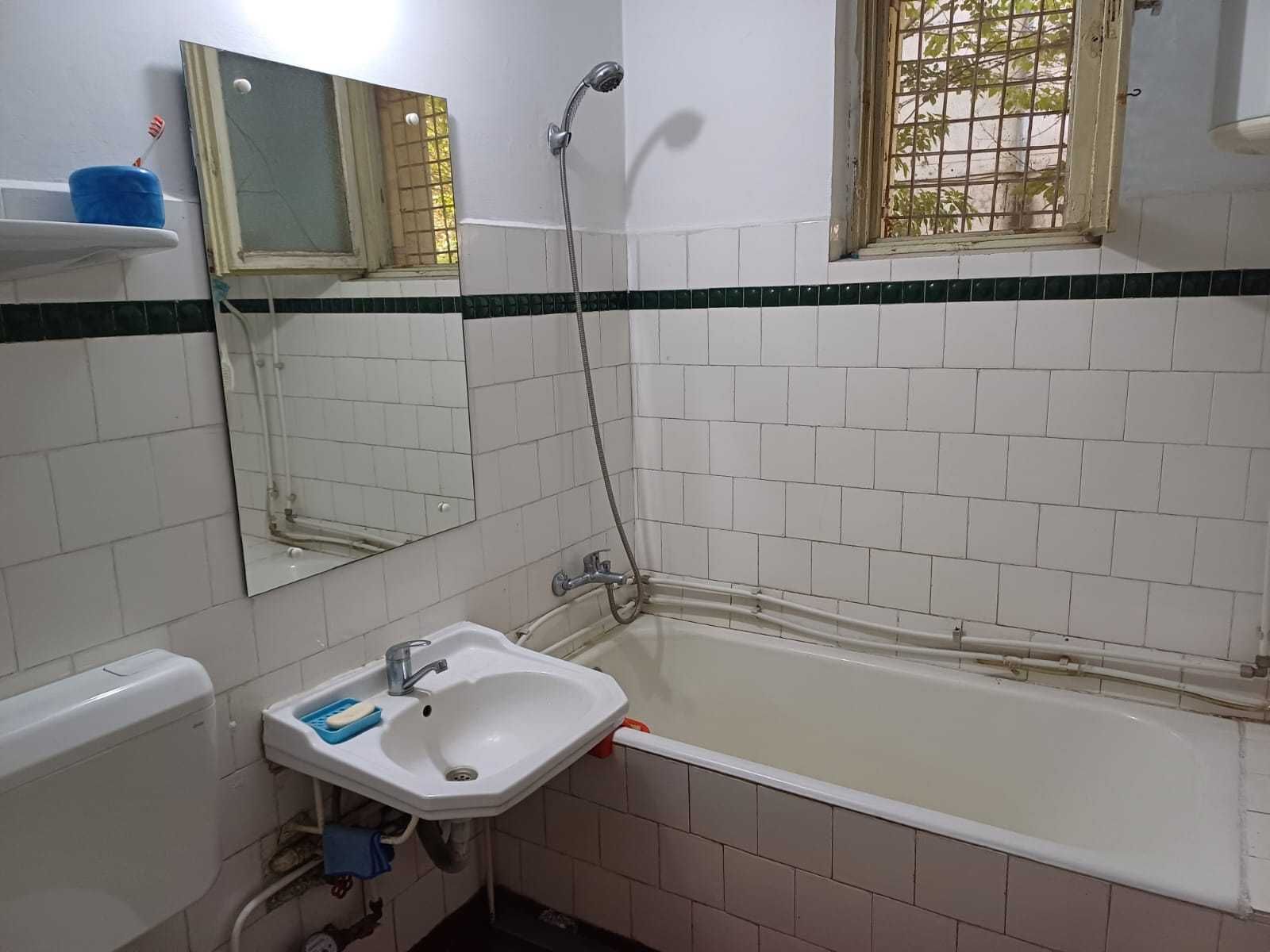 apartament 2 camere mobilat vis-a-vis de red hotel