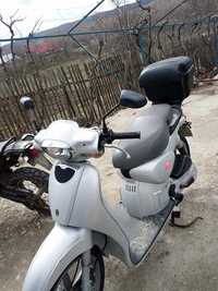 Scuter aprilia scarabeo