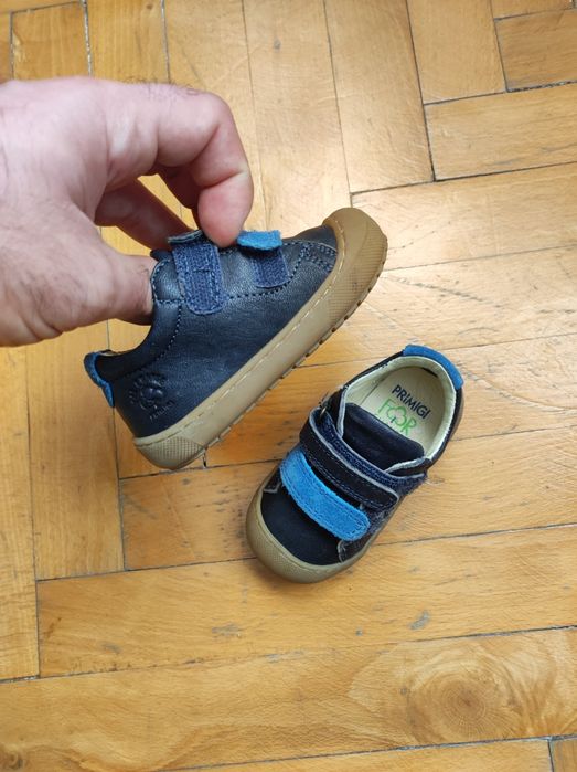 Vând papuci din piele