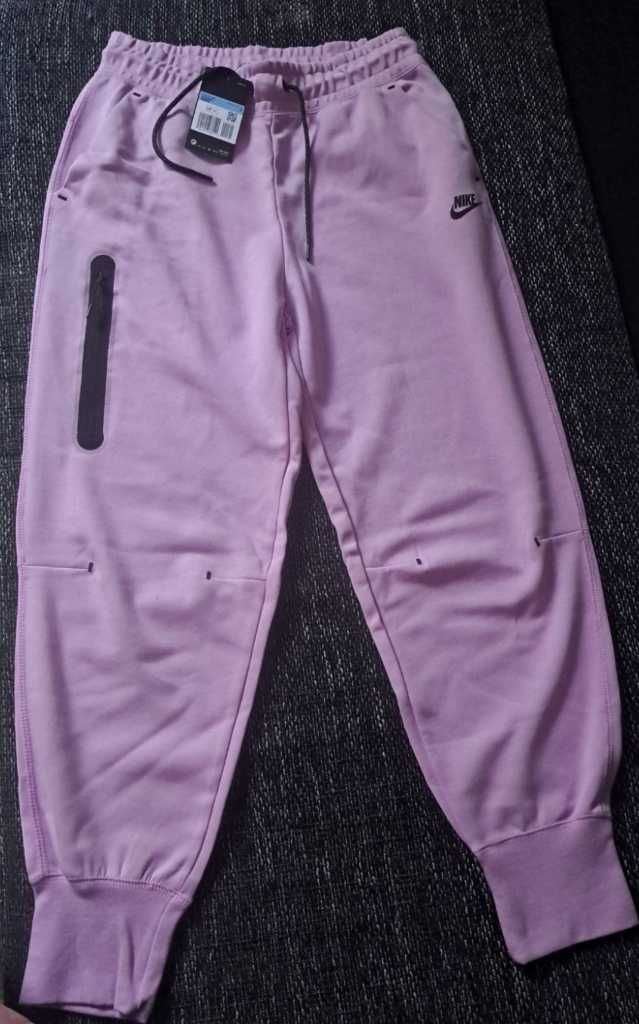 Оригинално дамско долнище "Nike Tech Fleece"