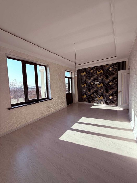 УЧ кахрамон Гулистон. 2.5 сотик 8 хона. Срочно сотилади.