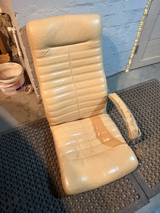 рабочее кресло..