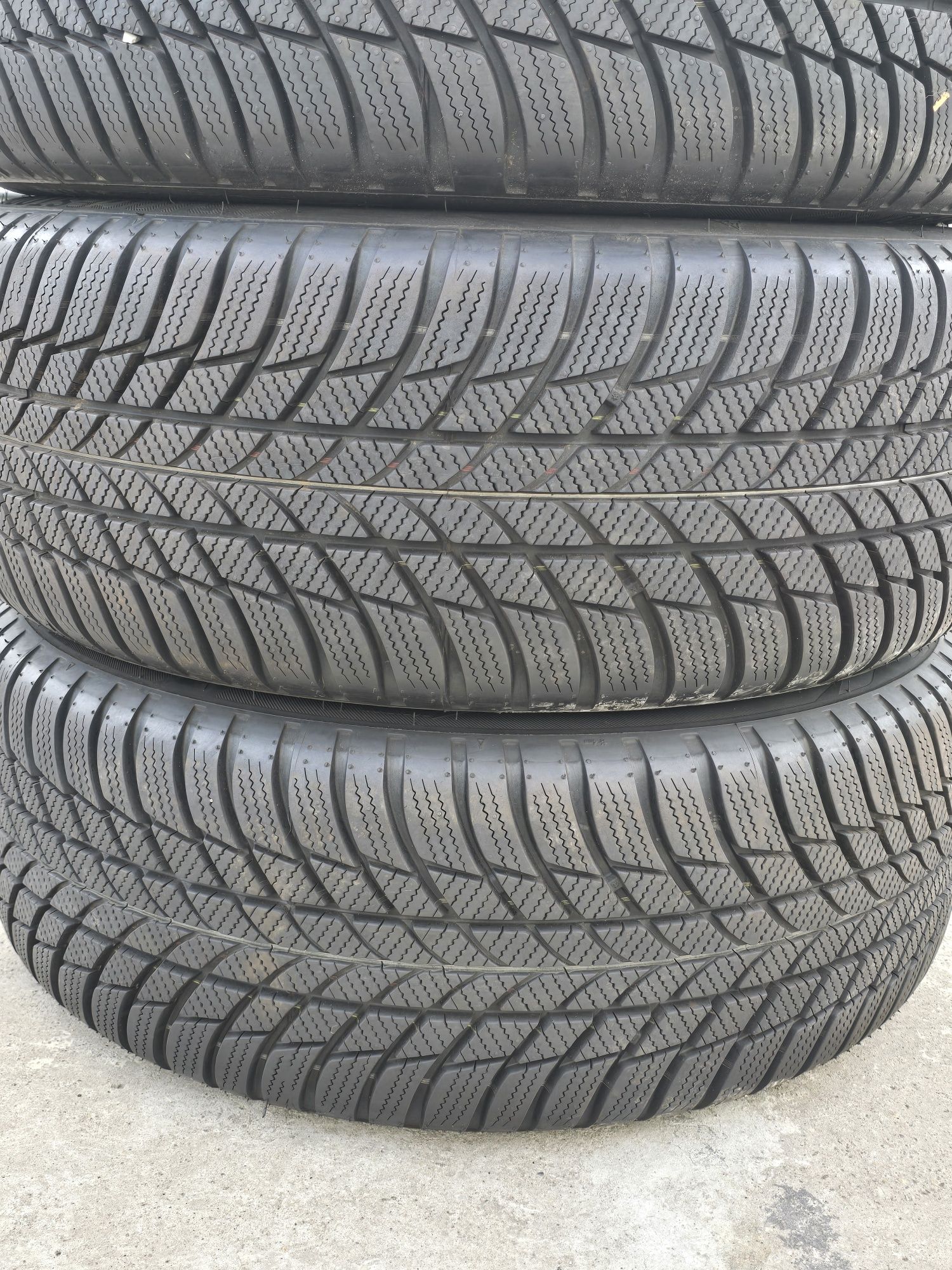 4 Броя 225/50/17 Bridgestone 2x9mm 2x8,6mm 24dot
