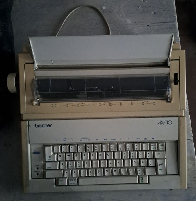 Masina de scris electrica Brother AX-110 defecta
