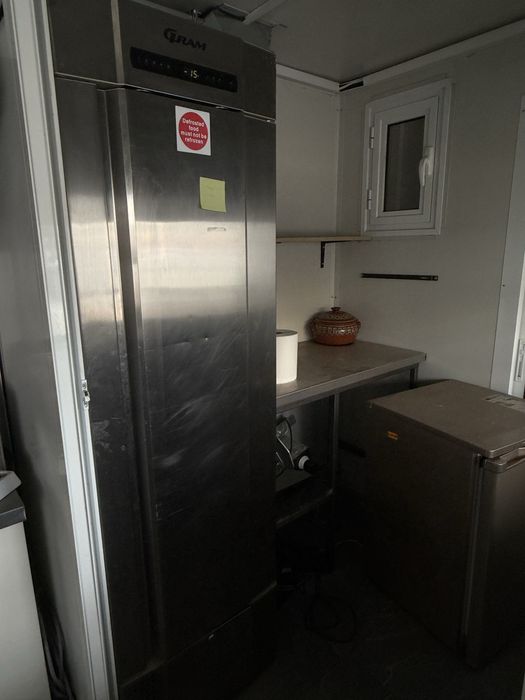 Фургон за бързо хранене и скара