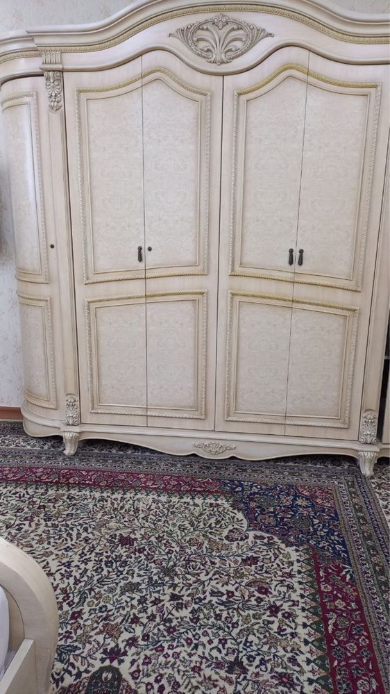 Спальний гарнитур сотилади