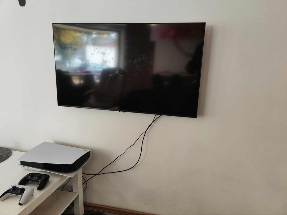 Playstation 5 и два джойстика и телевизор