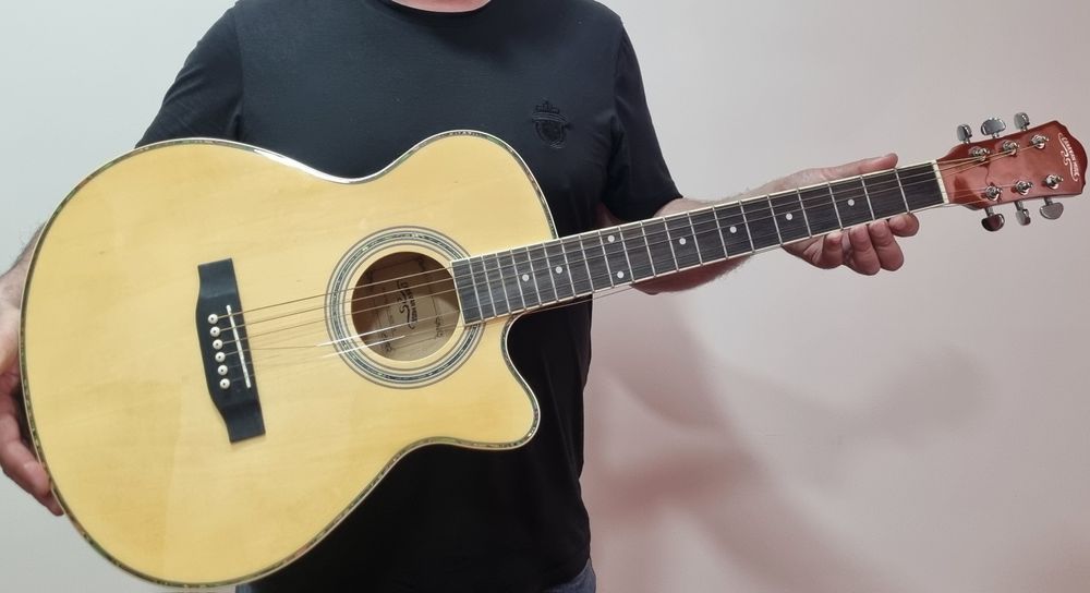 Гитара музыкальная.