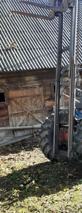 Stivuitor mulet în  tiranți la tractor