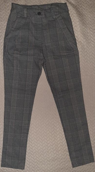 Pantaloni marimea S, in carouri,stare noi fara eticheta