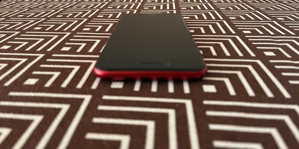 iPhone SE (2020) – (PRODUCT)RED, 64 GB, Отлично състояние