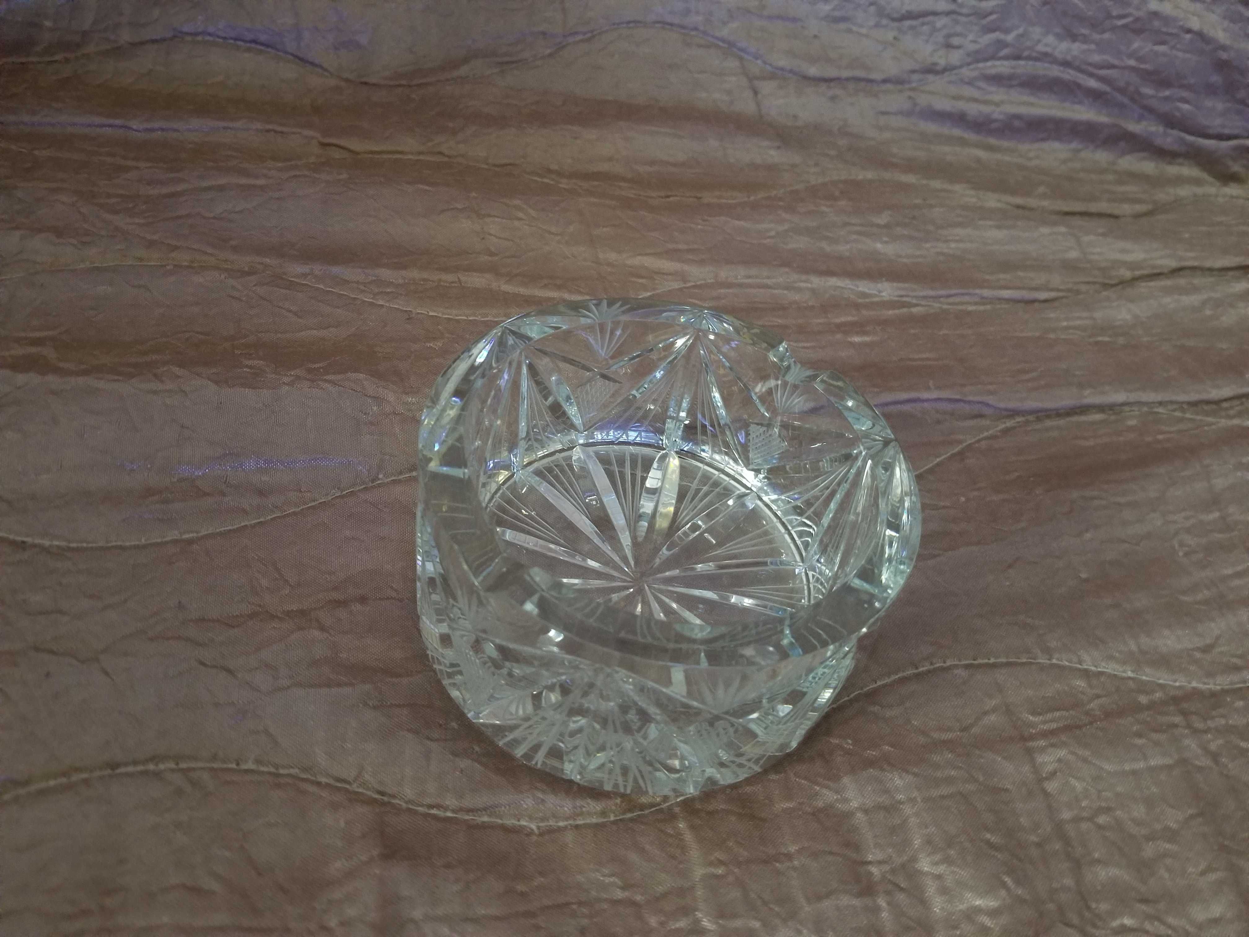 Голям стъклен кристален пепелник- 15 cm диаметър