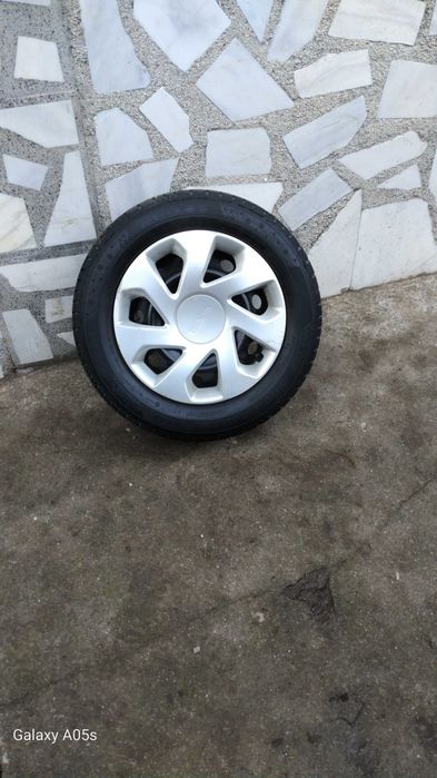 15 " Гуми зимни с джанти за Дачия.Състоянието е видно на снимките.
