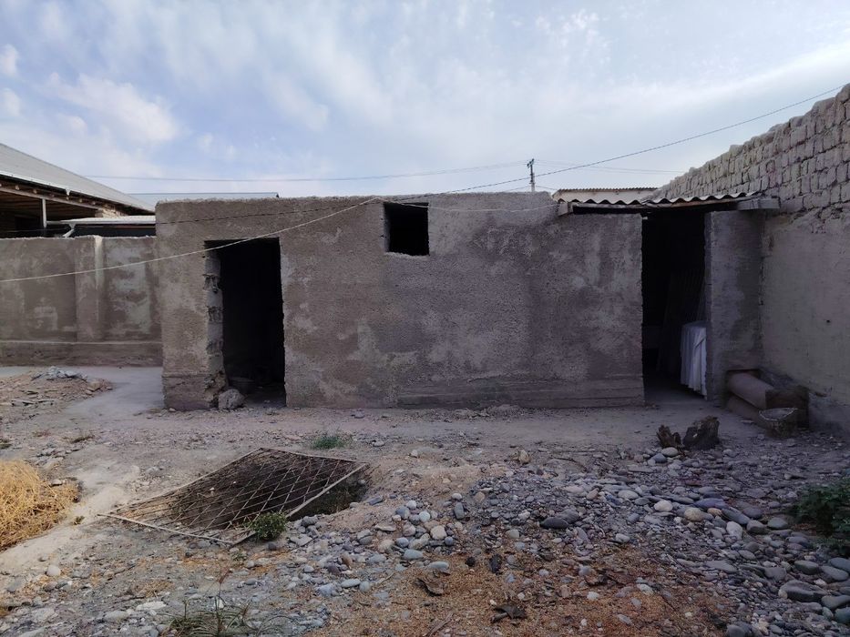 Hovli srochno sotiladi