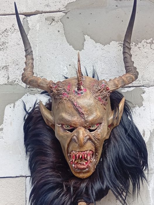 Se vinde masca krampus urgent fara defecte folosit că nou