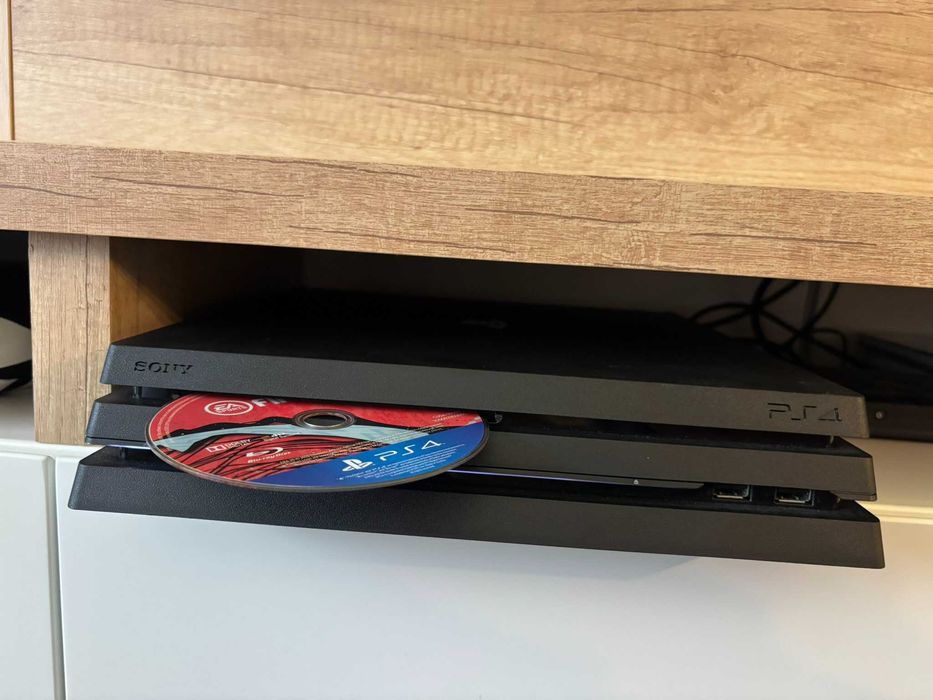 PlayStaion 4 Pro 1 TB + 2 игри