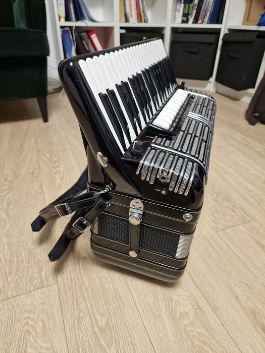 Vand acordeon Hohner Morino 4N ca nou