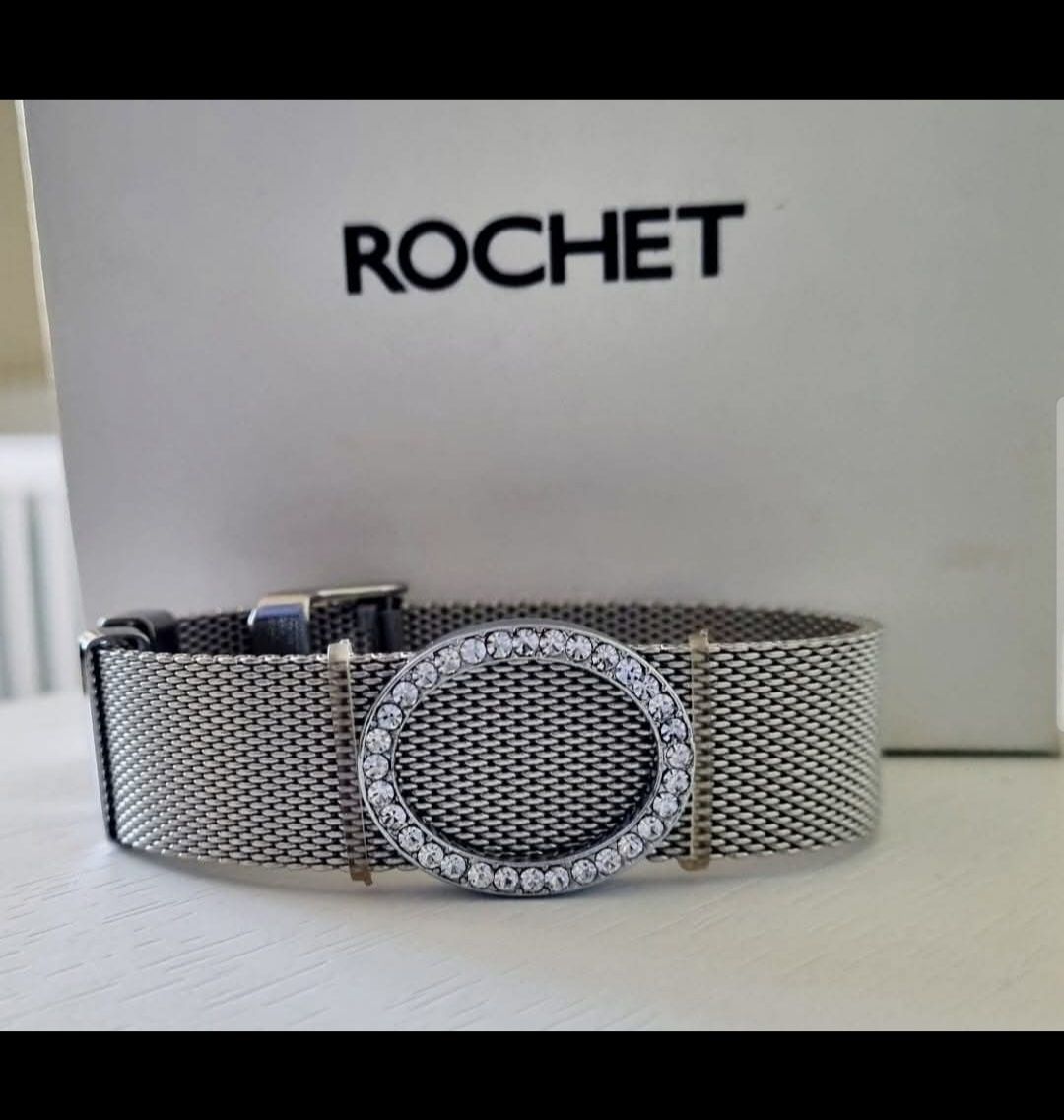 Нова гривна Rochet, Flicka