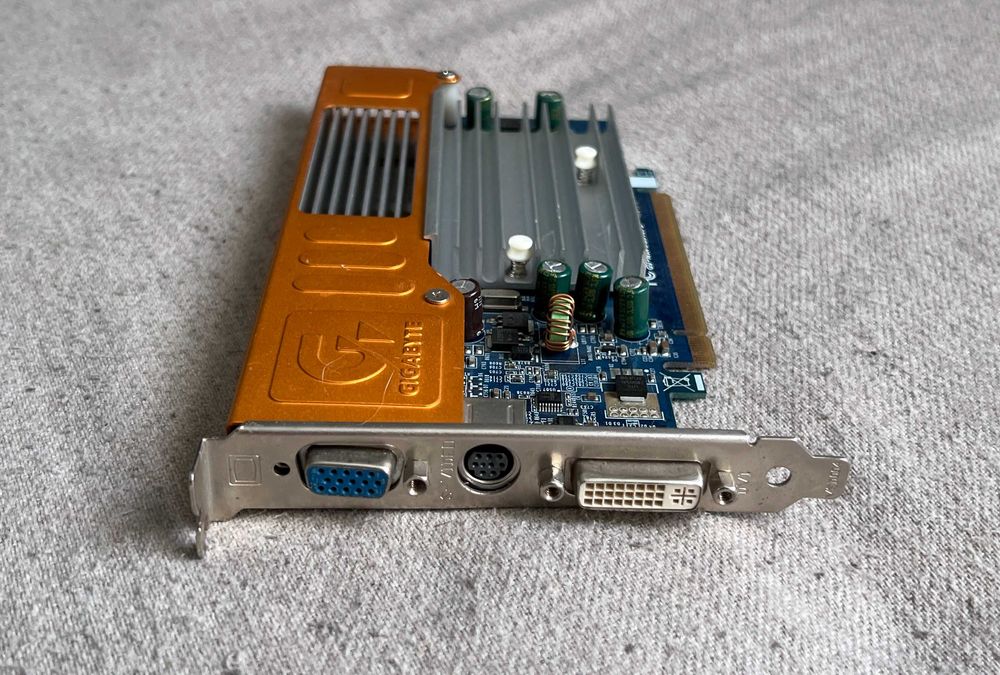 Placa video Gigabyte GeForce 7200 GS 256MB DDR2 PCI Express DVI VGA