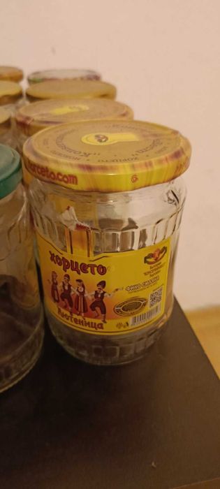 44 броя буркана с винт и капачки от който 1 брой е Омния без капачка.