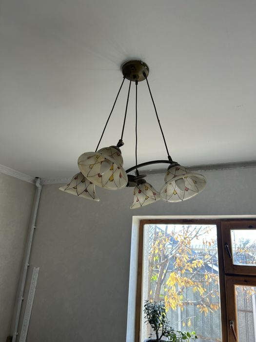 Люстра в хорошем состояние