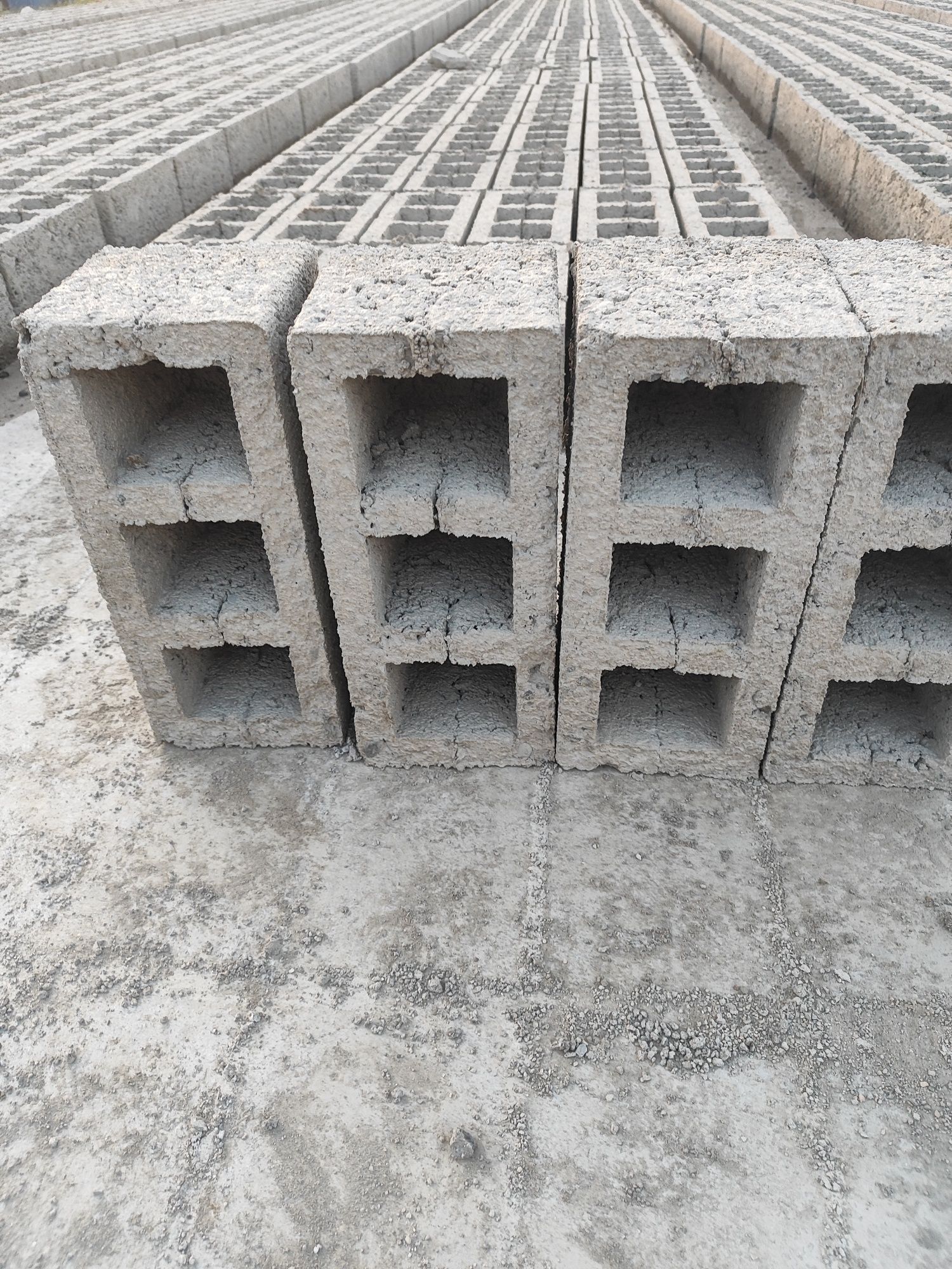 Шлакаблок 2300 сум .Колодец 80000  .