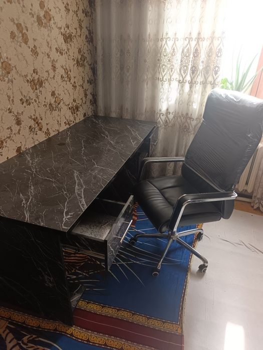 Office uchun móljallangan 3 ta stol va bitta kreslo sotiladi