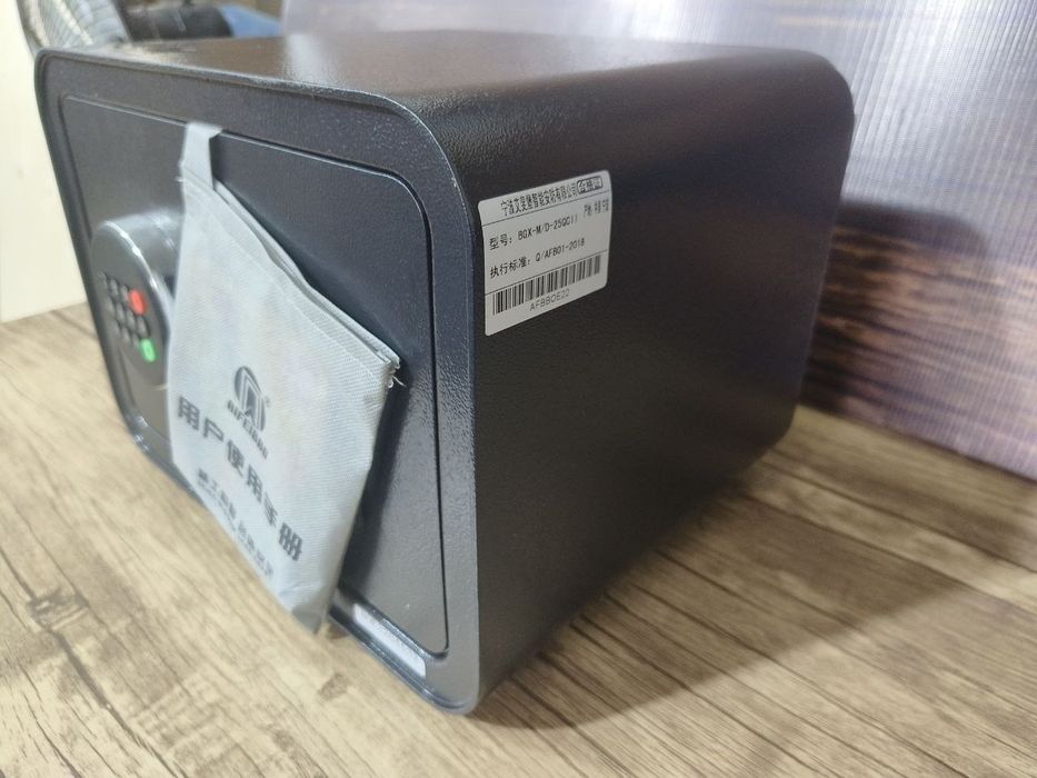 Сейф металлический