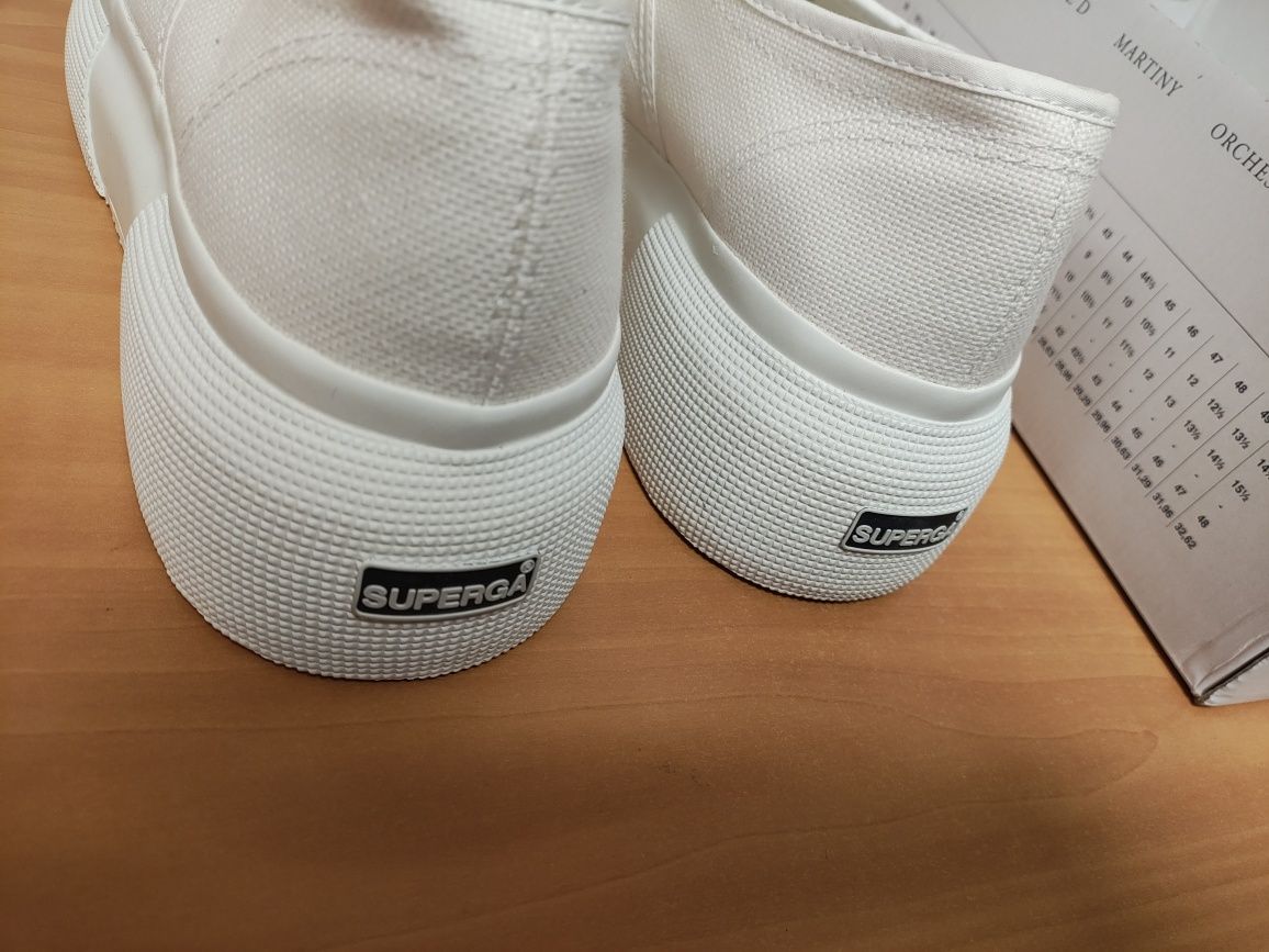 Нови италиански сникърси Superga