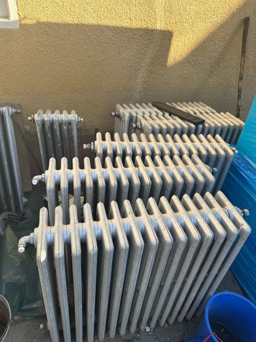 Calorifere de  fonta in stare buna.