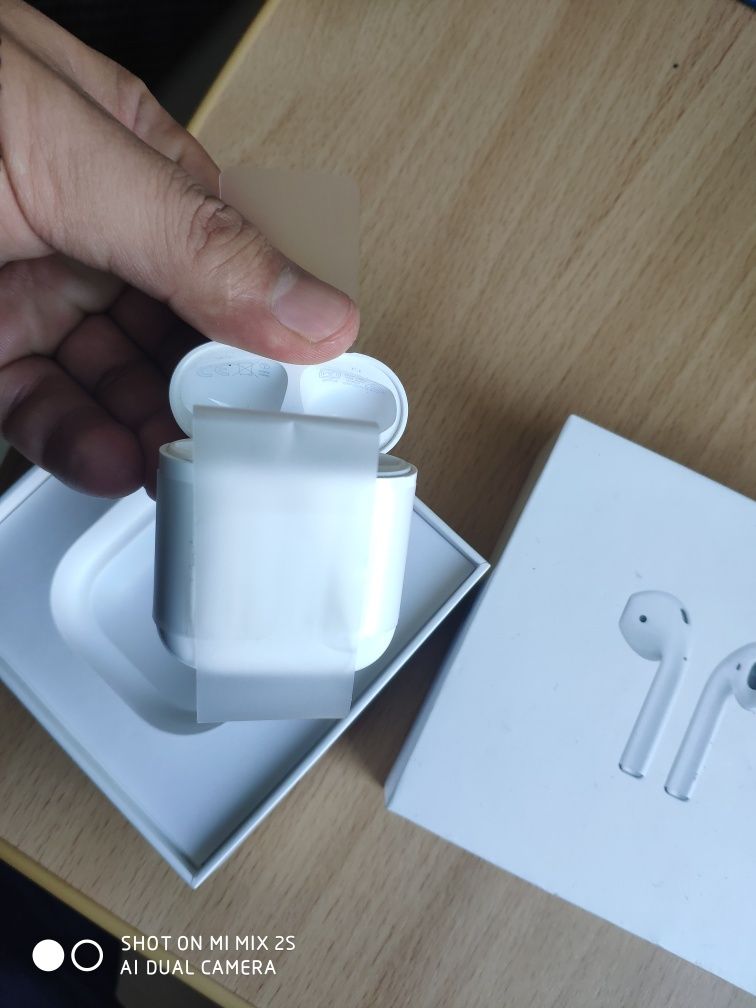 Продам оригинал кейс airpods 2