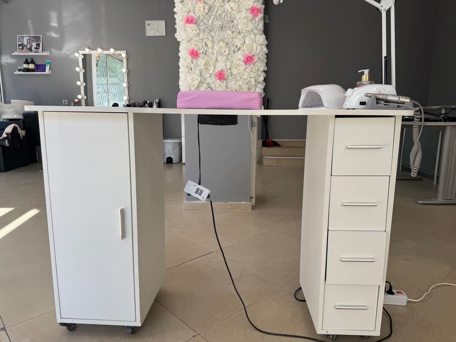 Бюро за маникюр с вграден прахоуловител