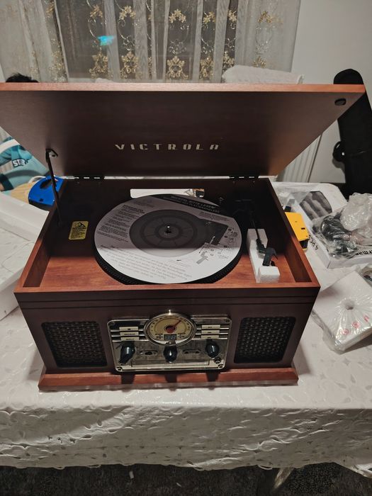 Include un pick-up cu 3 viteze, conectivitate Bluetooth, un CD player,