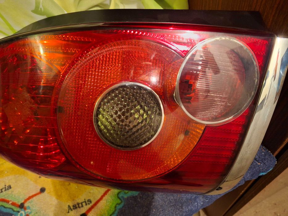 Преден ляв фар и заден ляв стоп -оригинални за Тойота Авенсис, 2008г,