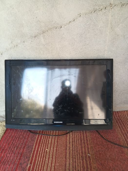 Samsung 32 sotiladi bez tuner