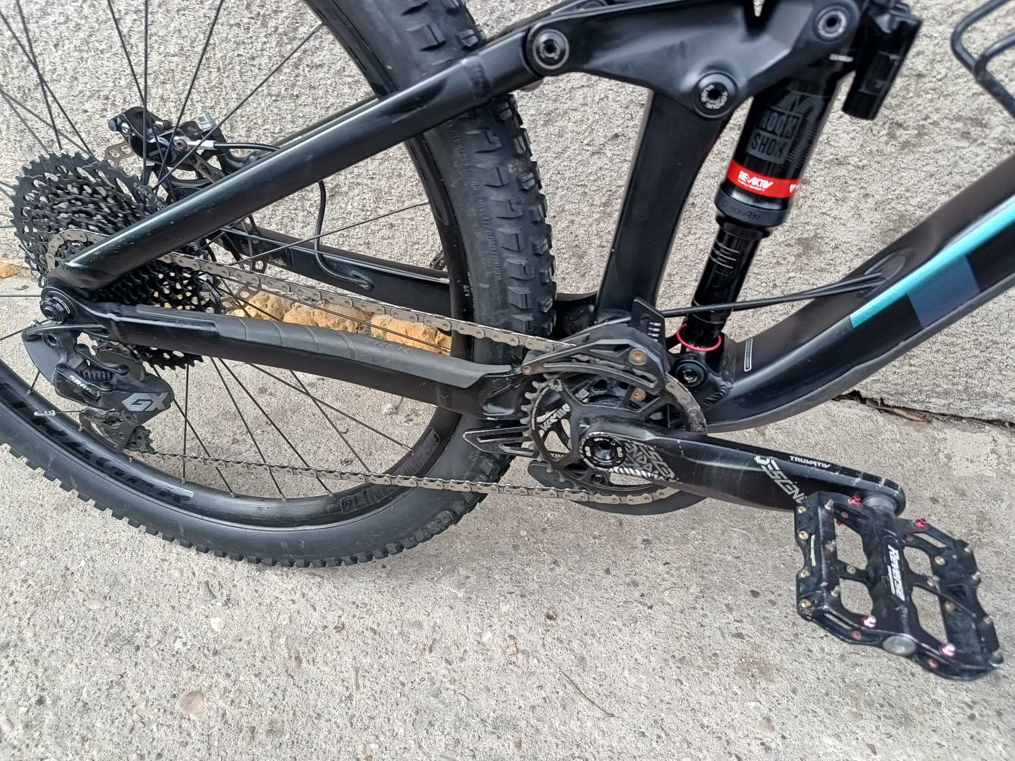 Două biciclete Specialized Status și Trek Slash