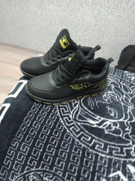 Продам новые кроссовки мужские