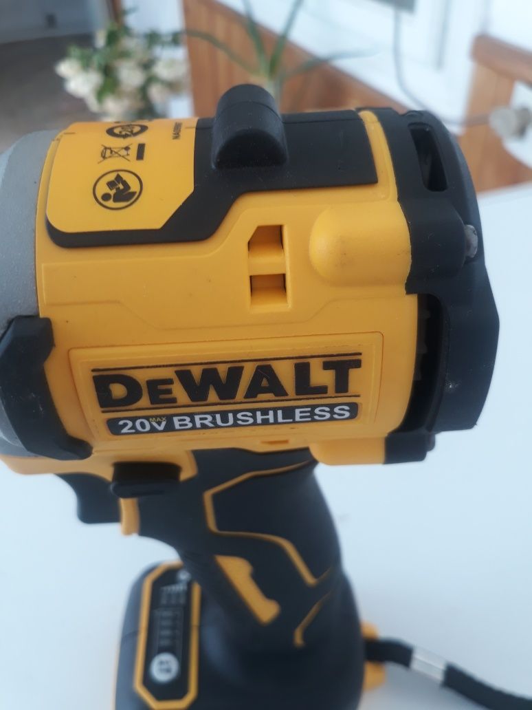 Vând Impact DeWALT 18-20 V