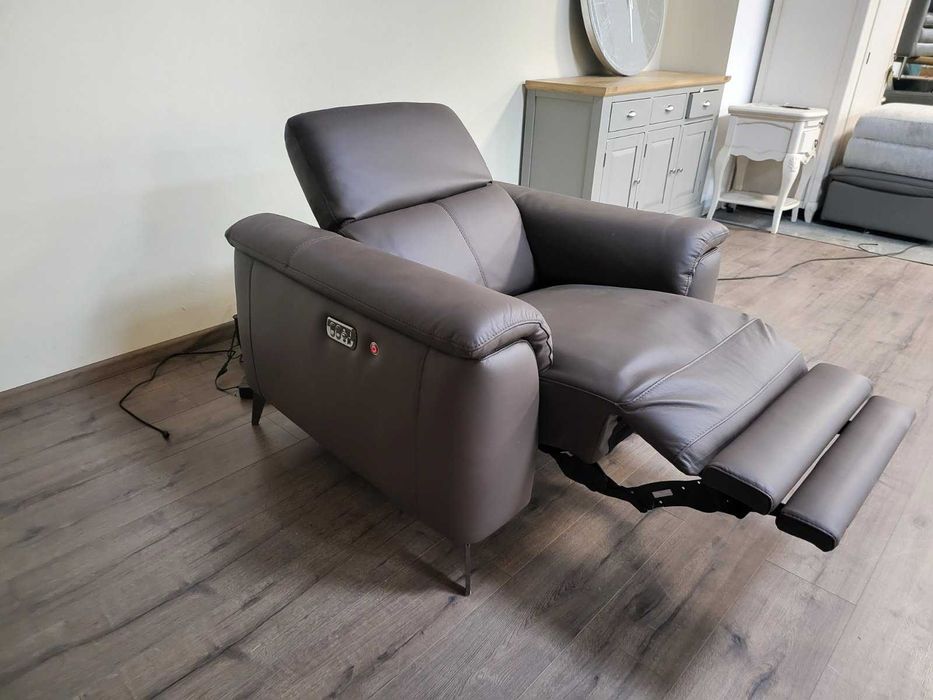 Кафяв кожен фотьойл с ел релакс механизъм и подгряваща функция