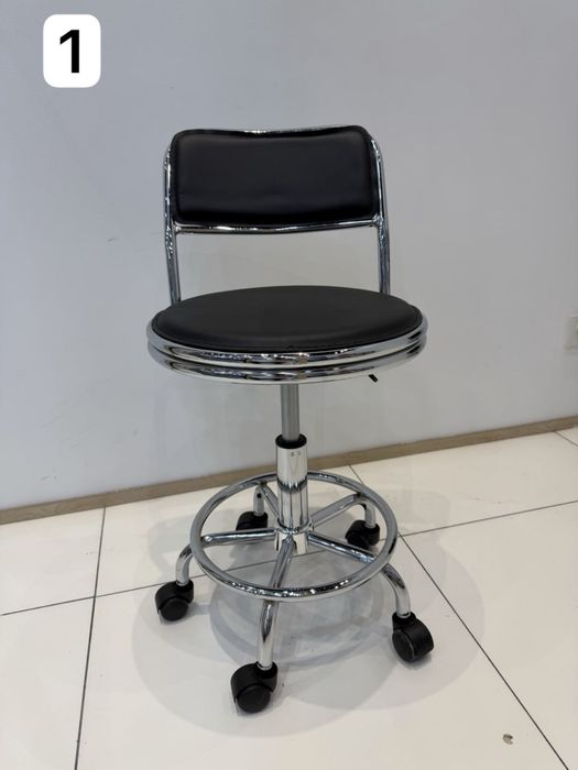 Офисный стул на колёсиках с спинкой