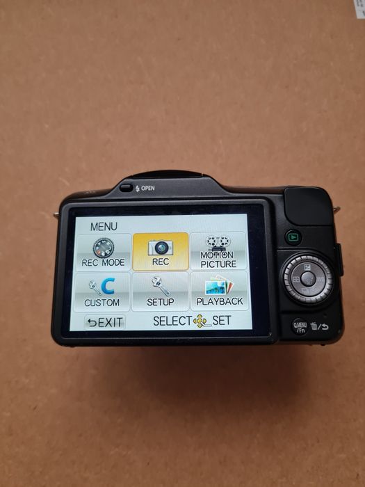 Продавам focus free Panasonic Lumix GF3 combo