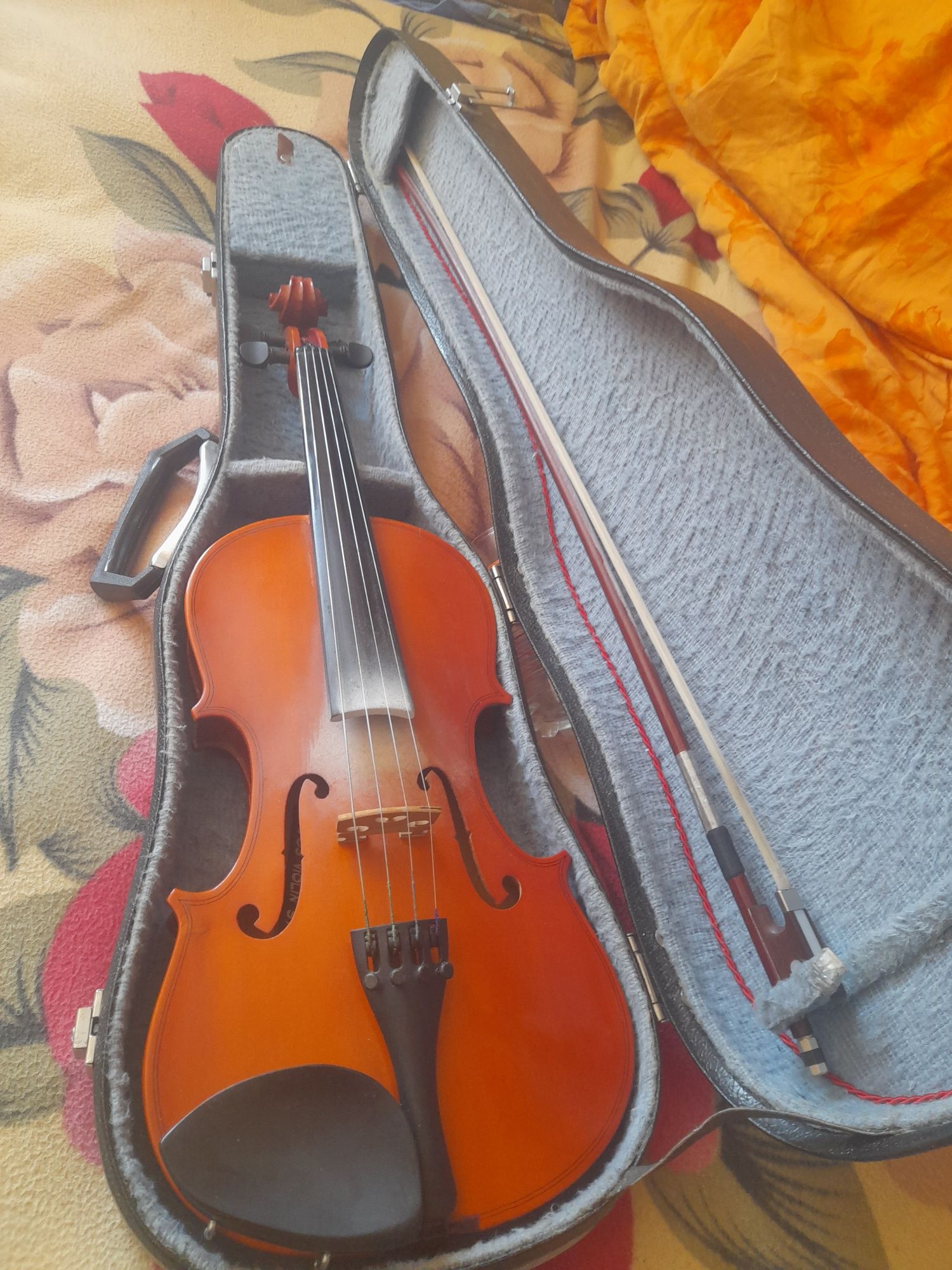 Vând vioară veche marca italiana