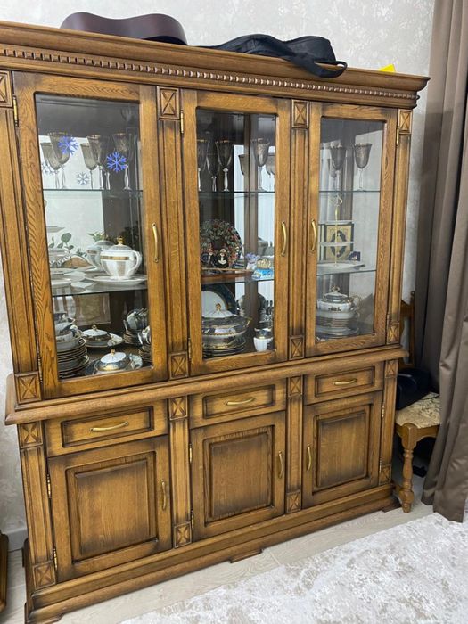 Продаеться гостин Верди сервант 2 х-3х дв серв, комод, стол
