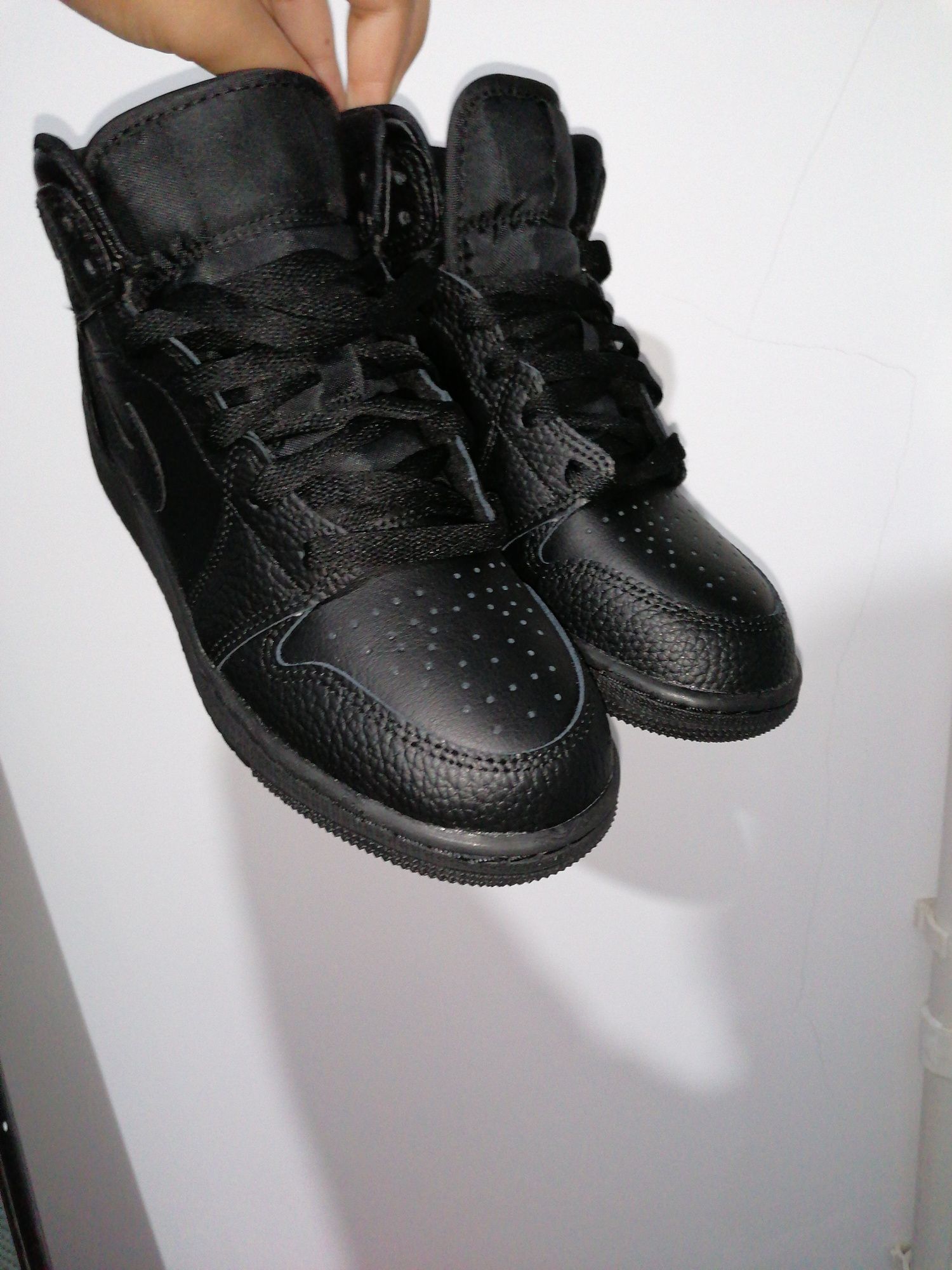 Adidasi Jordan 1 mid triple black