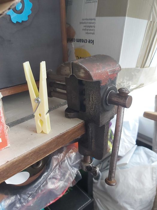 Menghina de banc cu dimensiuni reduse (foarte veche)