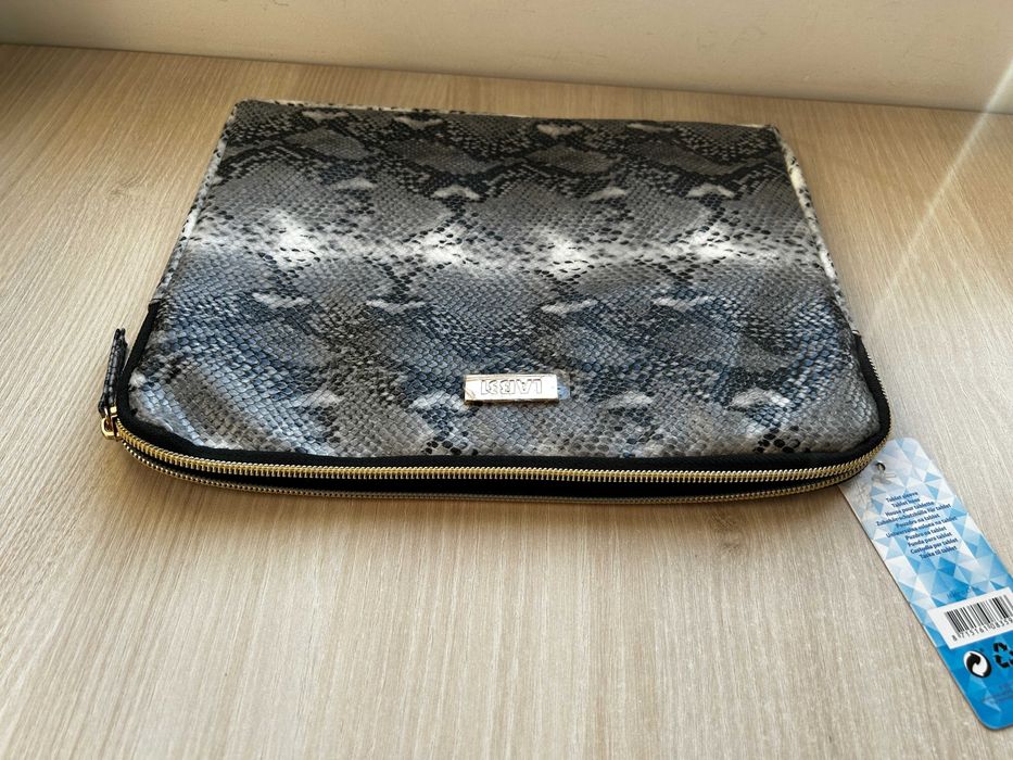 Продавам нов калъф / чантичка за таблет до 9,7"