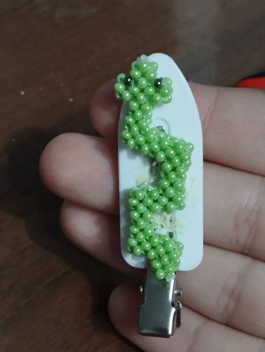 Заколка со змеёй из бисера змея